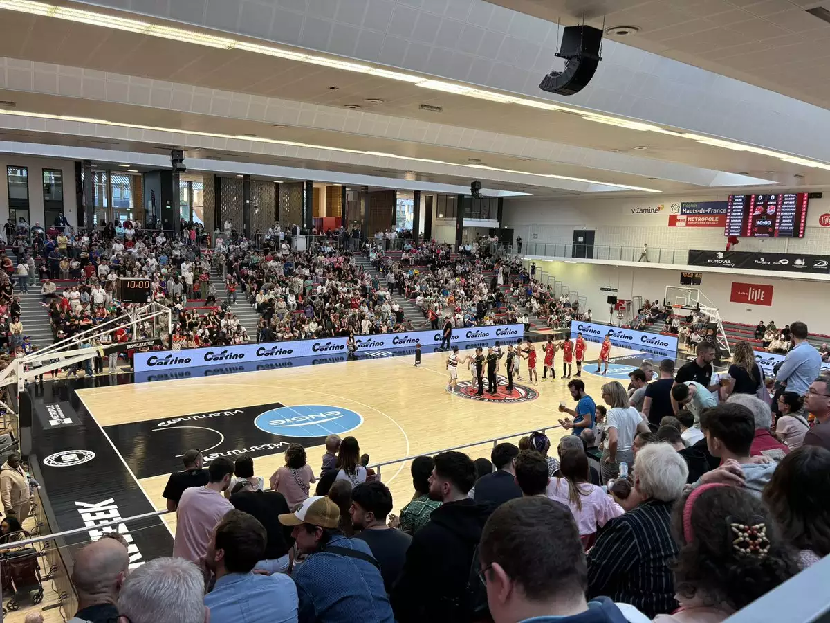 écran vidéo LED Stramatel au Palais des sports Saint-Sauveur à Lille dans la salle de basket des Red Giants