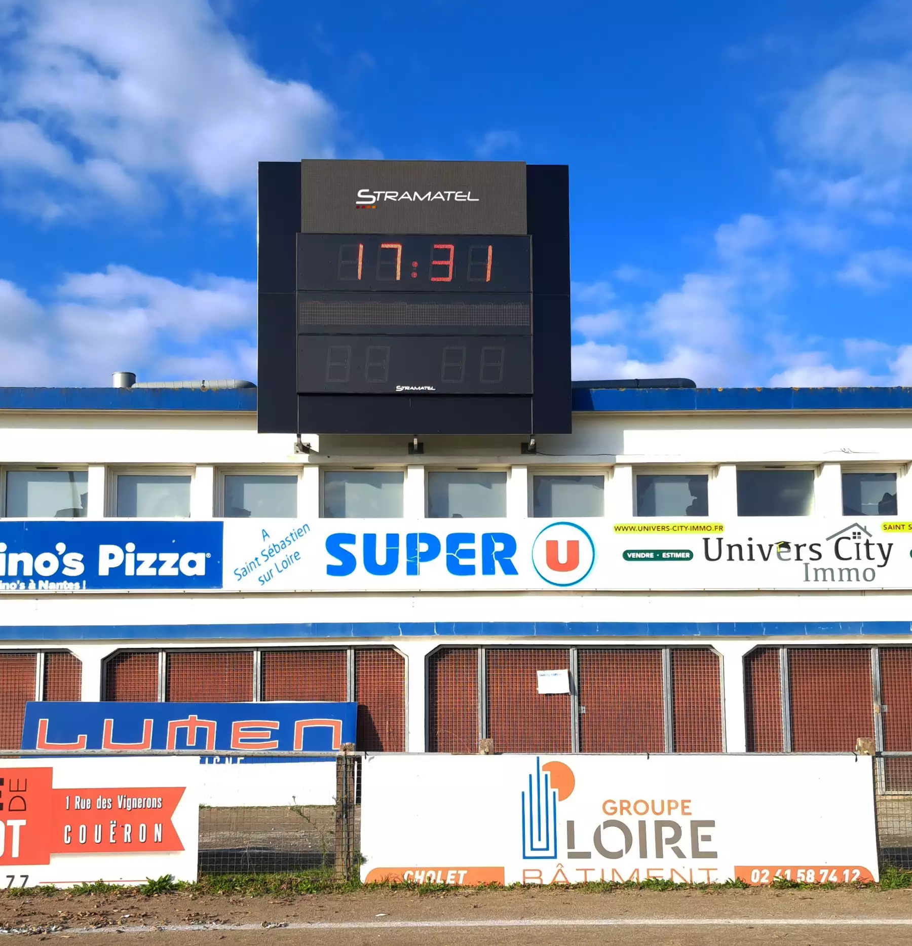 afficheur de score doté d'un bandeau vidéo LED pour un stade de rugby