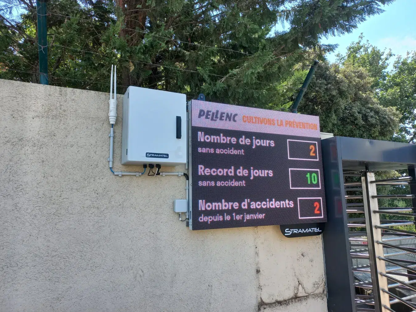 Dispositif d'affichage LED Stramatel monté sur un mur à l’entreprise Pellenc