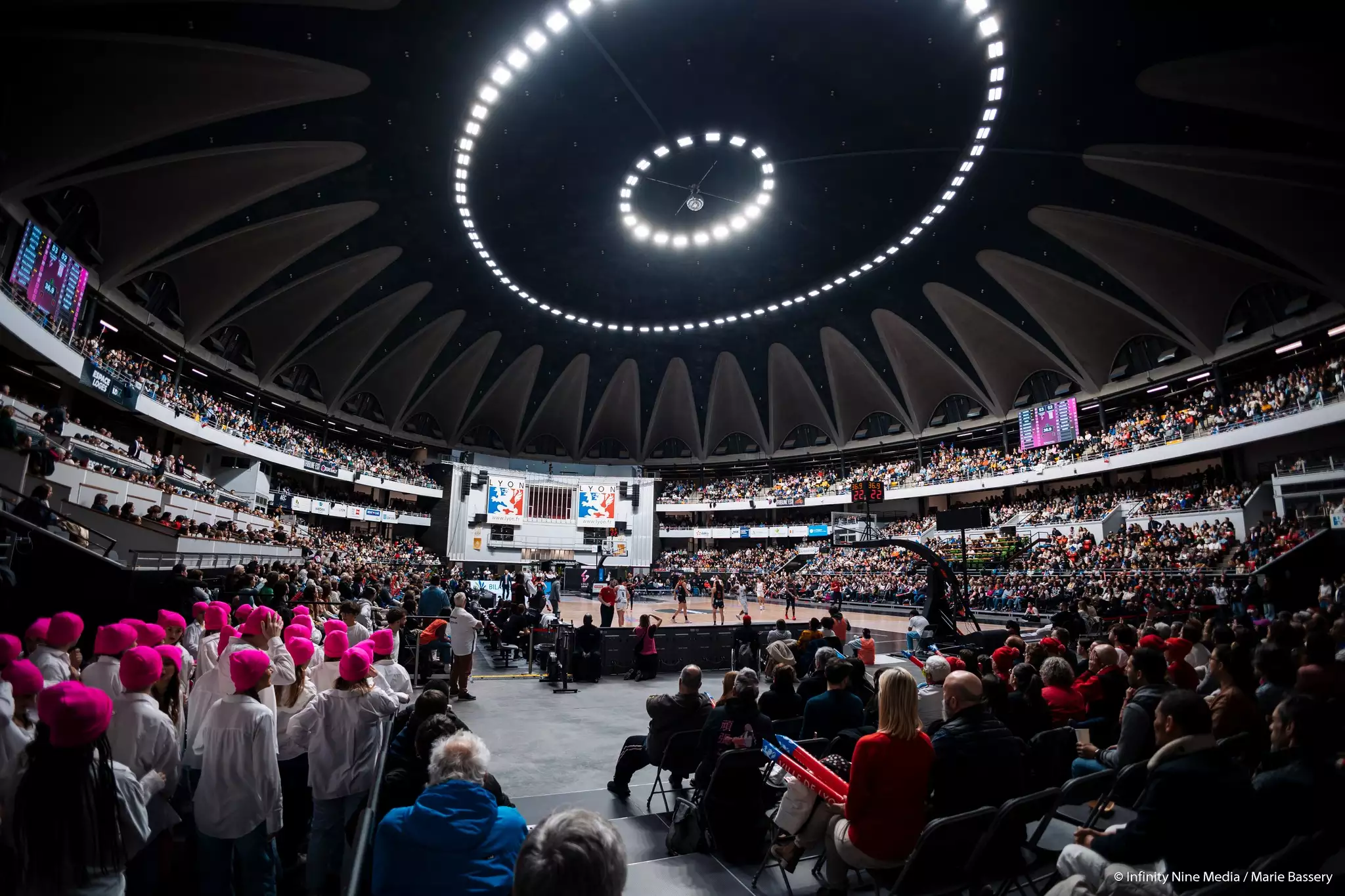 match d'ouverture de LDLC ASVEL Féminin au Palais des Sports de Lyon Gerland avec écran vidéo et afficheurs de score Stramatel